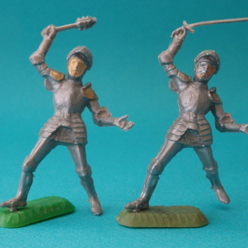 Comparaison entre les deux figurines identiques levant masse et épée.