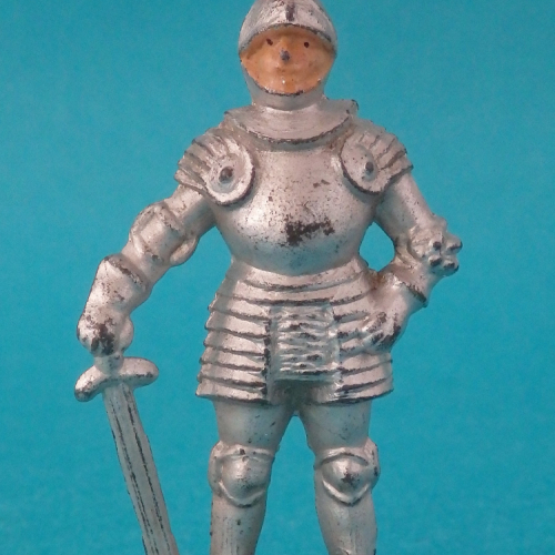 Chevalier de faction avec épée plantée au sol.