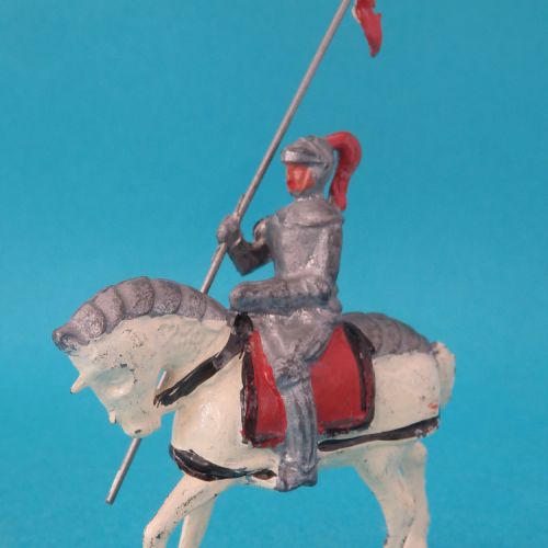 8. Cavalier en armure avec lance et penon.