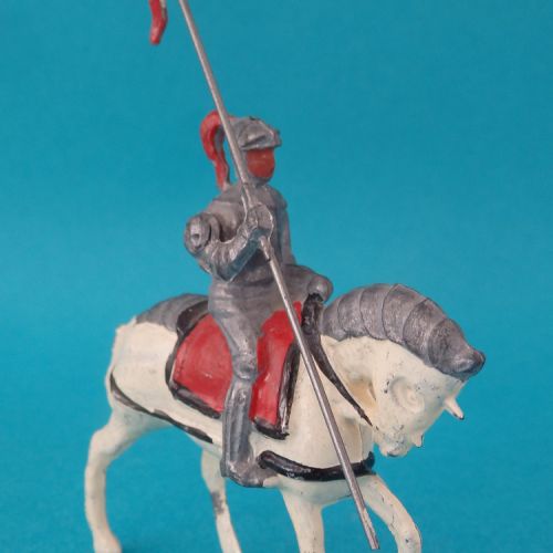 8. Cavalier en armure avec lance et penon.