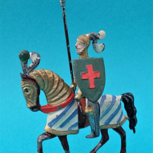 Cavalier avec lance et bouclier croix.