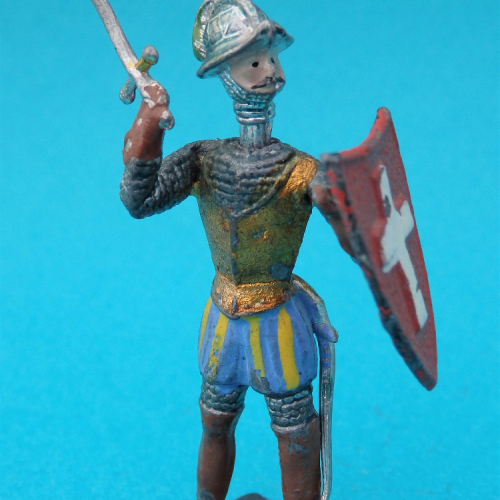 Pose 2 - Morion (casque de le Renaissance), épée et bouclier brandis.