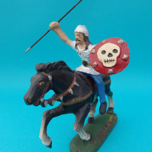 1/31 Guerrier à cheval avec lance et bouclier tête de mort.