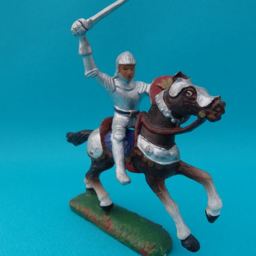 2/34 Chevalier avec épée et tête d’aigle sur le bouclier.