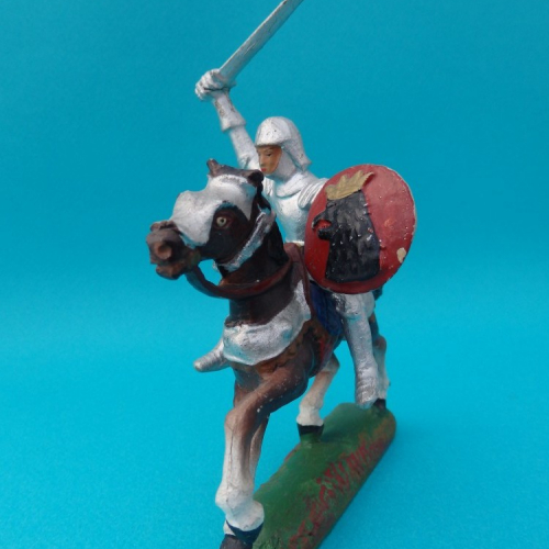 2/34 Chevalier avec épée et tête d’aigle sur le bouclier.