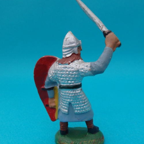 2. Viking attaquant à l’épée.