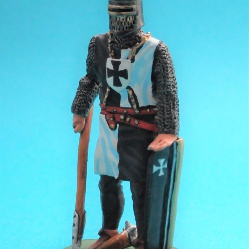 Chevalier teutonique avec fléau d'armes et bouclier.