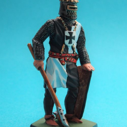 Chevalier teutonique avec fléau d'armes et bouclier.