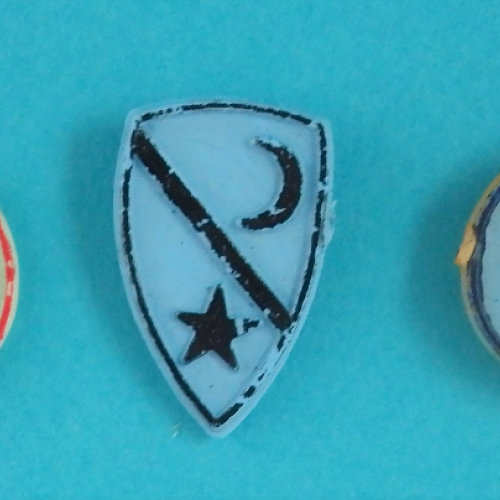 Trois des quatre boucliers gravés : croix, croissant de lune et étoile, hache.