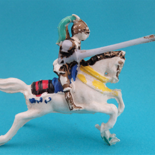 Nr 6112 Cavalier en armure avec lance de joute, cheval au galop.