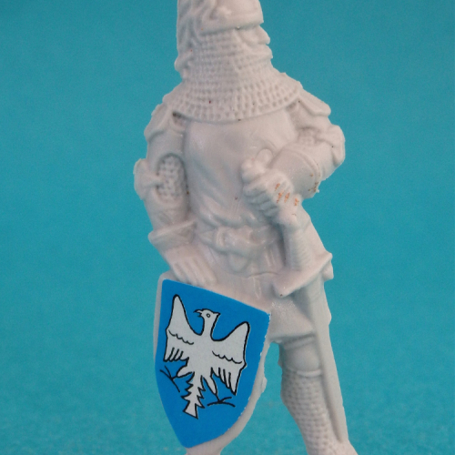 02. Chevalier de faction regardant vers sa gauche avec épée et bouclier au sol.