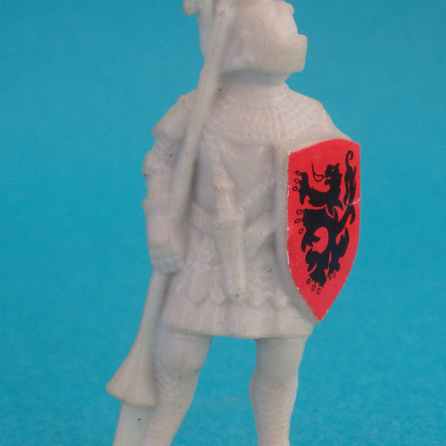 05. Chevalier de faction regardant vers sa gauche avec lance et bouclier.
