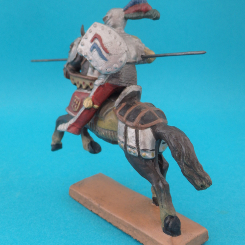 178/10 Cavalier jouteur avec lance et casque à plumets.