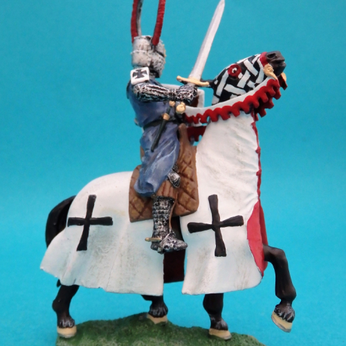 Chevalier teutonique à cheval avec épée et bouclier.