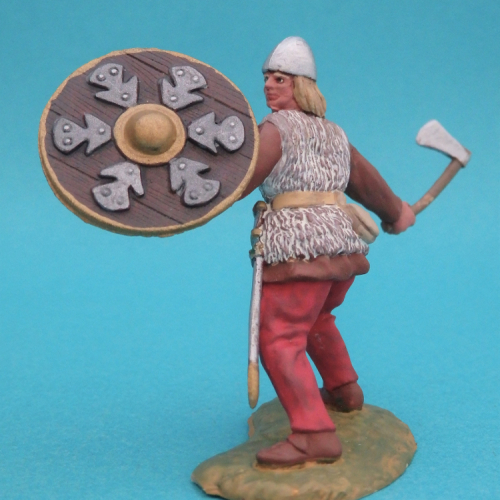 10. Viking frappant hache et bouclier levé.