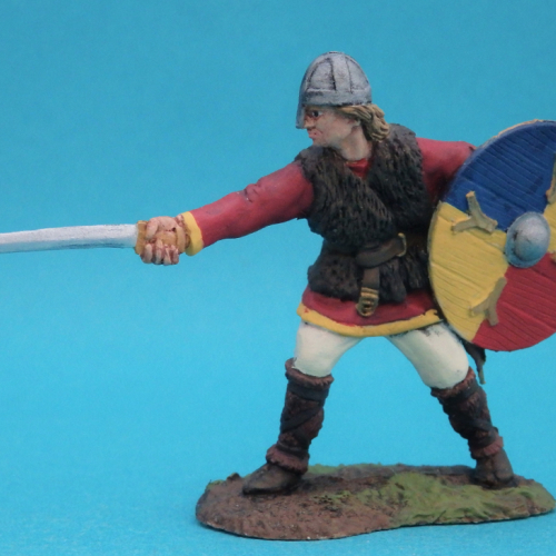 03. Viking avec épée pointée vers l'avant et bouclier.