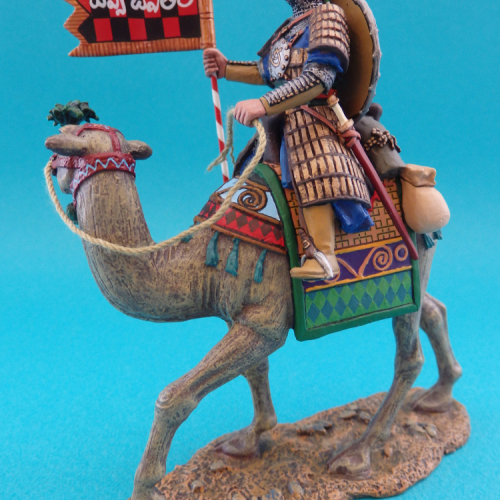 MK081 Sarrasin porte-étendard sur chameau.