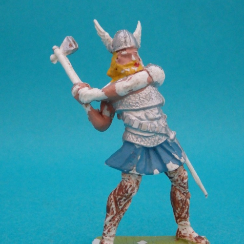 4. Viking tenant une hache à deux mains.