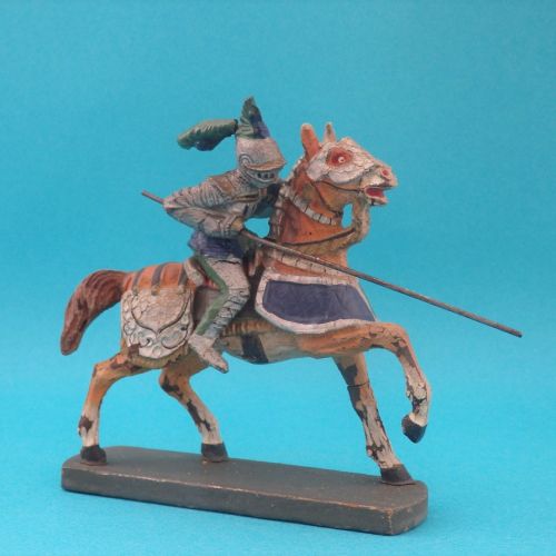 0822  Chevalier à cheval avec lance et bouclier, casque avec visière.