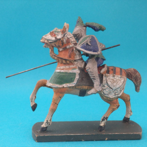 0822  Chevalier à cheval avec lance et bouclier, casque avec visière.