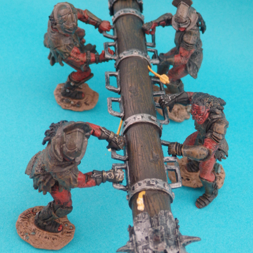 Uruk-Hai Battering Ram (bélier) + 4 Uruk-Hai Soldiers.