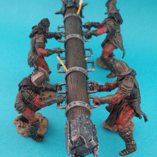 Uruk-Hai Battering Ram (bélier) + 4 Uruk-Hai Soldiers.