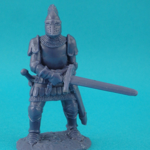 01. Chevalier tenant épée à deux mains.