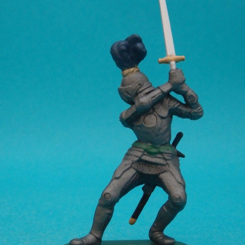 4. chevalier avec épée tenue à deux mains.