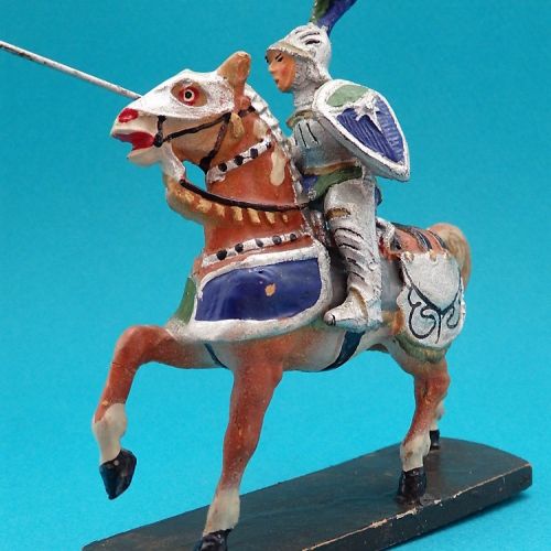 0824 Chevalier à cheval avec lance et bouclier, casque sans visière.