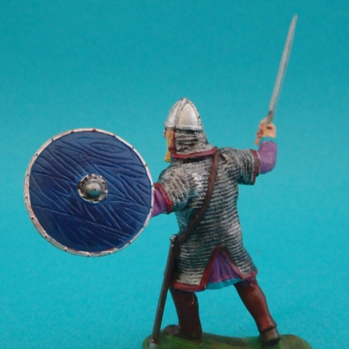 2. Viking avec épée, bouclier et cotte de mailles.