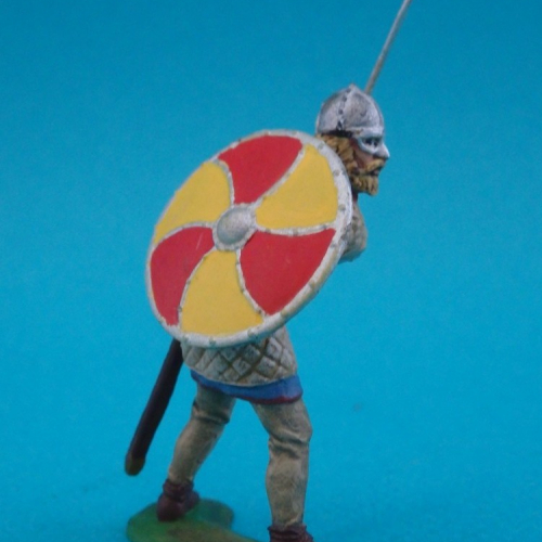 4. Viking avec épée et bouclier sur le dos.