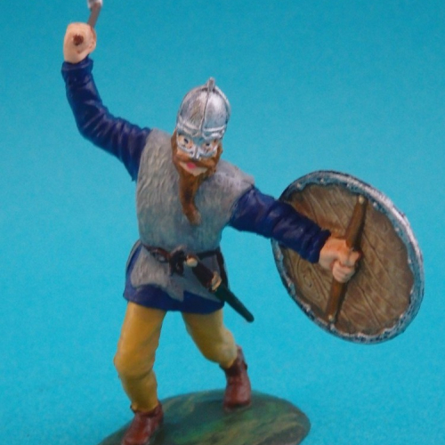8. Viking avec hache et bouclier, vêtu d’une peau de loup.