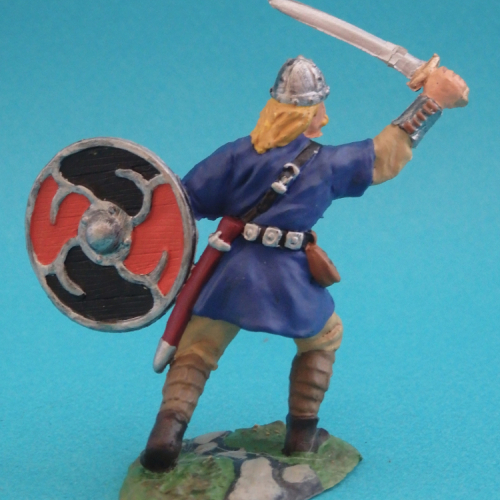 19. Viking avançant épée levée er bouclier abaissé.