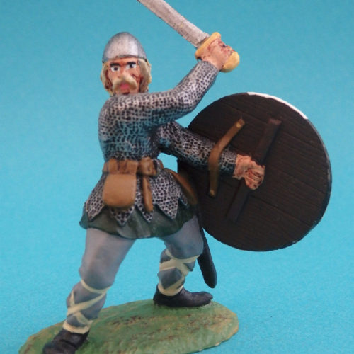 07. Viking se défendant avec épée levée et bouclier abaissé.