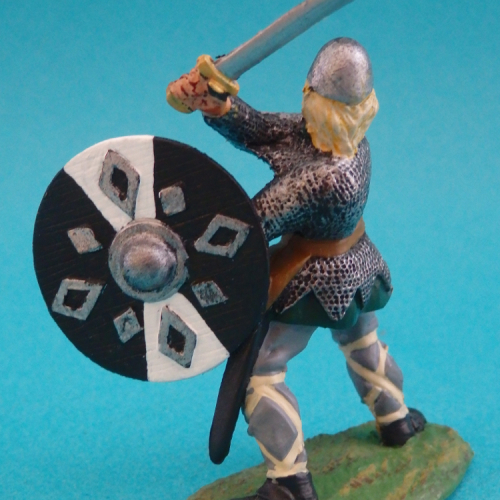 07. Viking se défendant avec épée levée et bouclier abaissé.