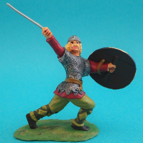 13. Viking avec épée pointée vers le haut et bouclier.