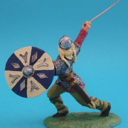 13. Viking avec épée pointée vers le haut et bouclier.