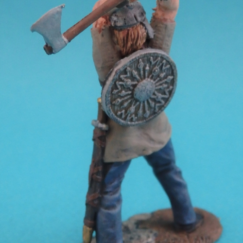 02. Viking frappant avec hache tenue à deux mains et rondache sur le dos.