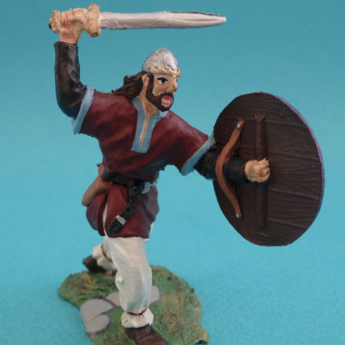 18. Viking avançant épée et bouclier levés.