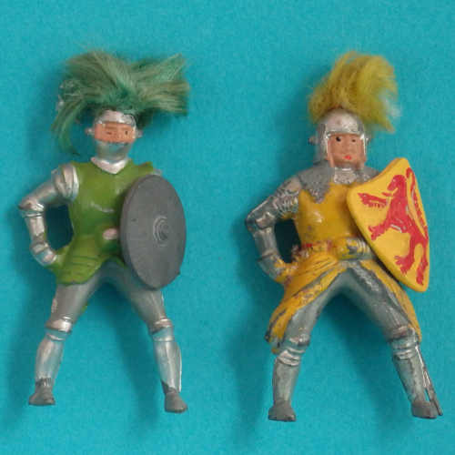 Série Table ronde: à gauche le chevalier vert, le seul en armure, les autres en tunique.