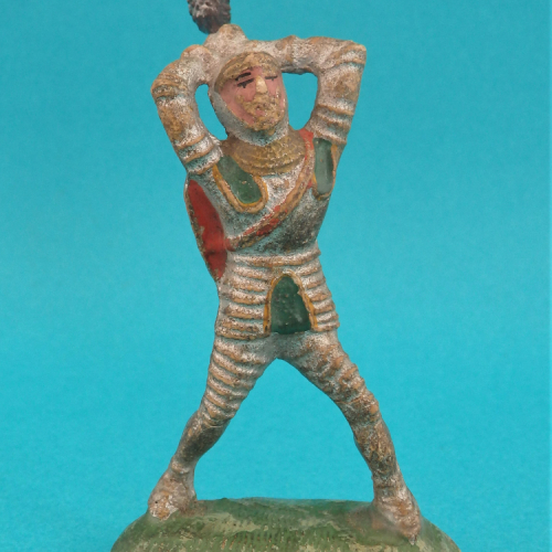 SOL09 Chevalier avec deux bras tendus au-dessus de la tête et bouclier sur le dos.