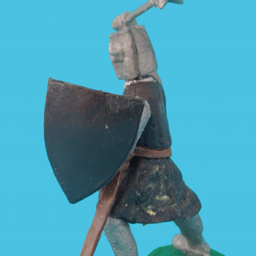 Chevalier avec masse d'armes et bouclier écu.