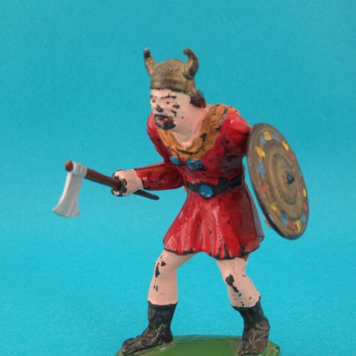 1105 Viking Rode Orm avec hache et bouclier.