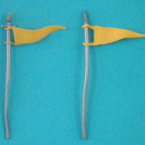 La corsèque à gauche avec petit pennon et lance à droite avec large pennon.