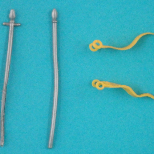 Corsèque à gauche, lance à droite, petit pennon à 1 ondulation et large pennon à 2 ondulations.