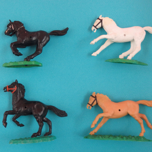 Les 4 poses de chevaux existantes pour la série.