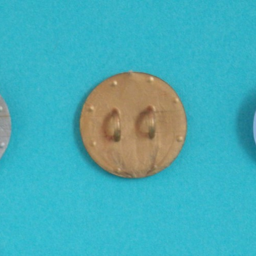 Les 3 boucliers (bleu ciel avec tenon spécifique pour l'archer).