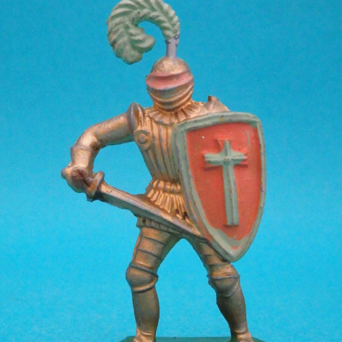 Nr 4. Chevalier, épée en garde et bouclier croix.