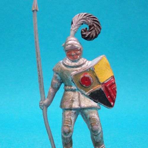 Nr 1. Chevalier de faction avec lance et bouclier.