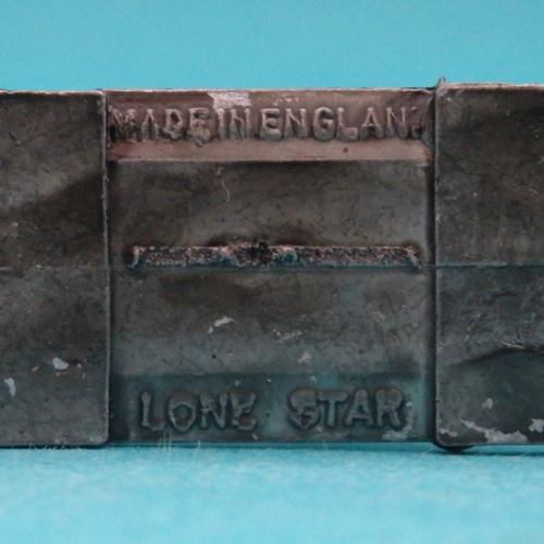 Inscriptions "MADE IN ENGLAND - LONE STAR" sous le socle.
